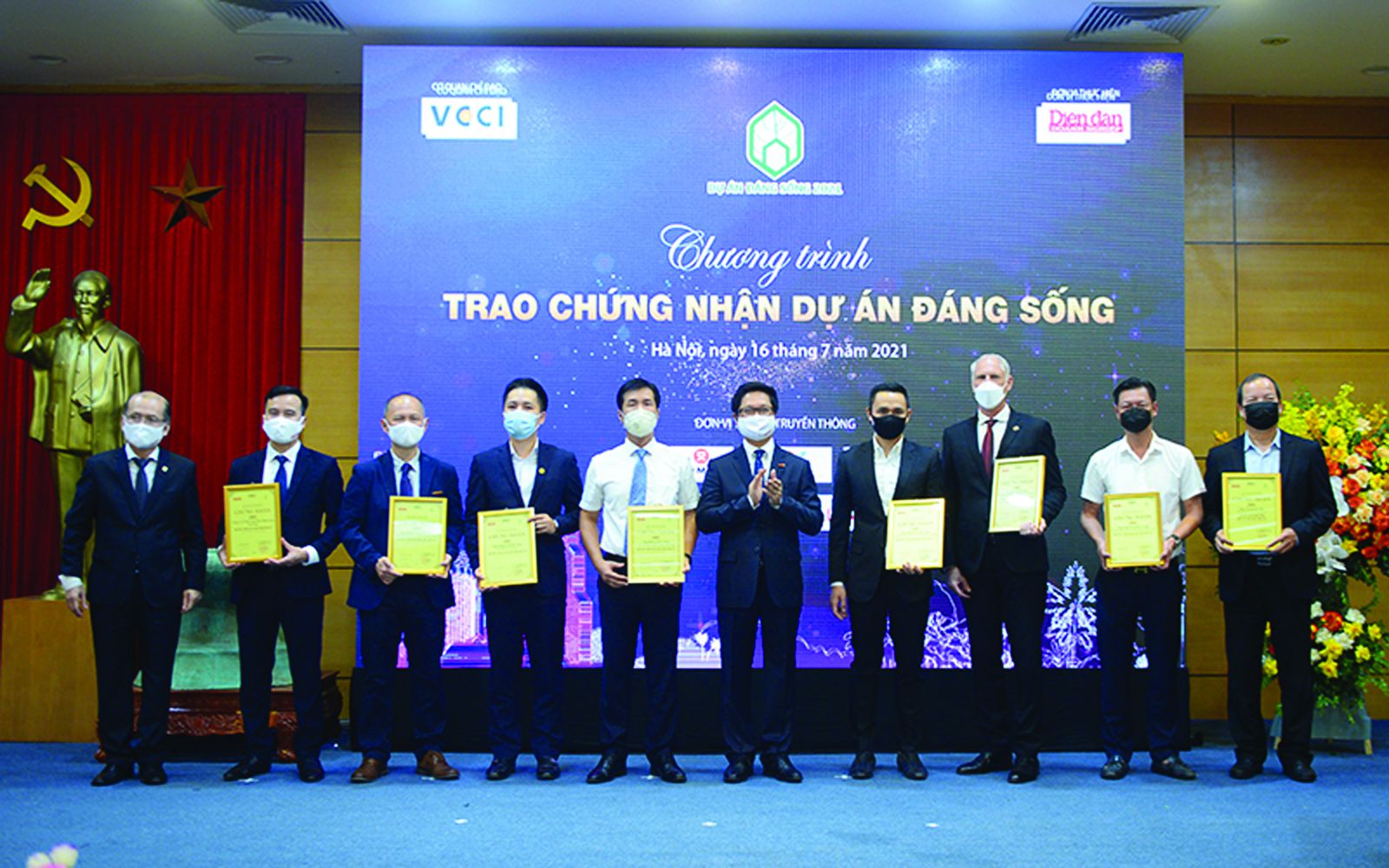 p/Trao chứng nhận và kỷ niệm chương cho đại diện các Nhà phát triển dự án nhận chứng nhận Nhà phát triển dự án đáng sống 2021