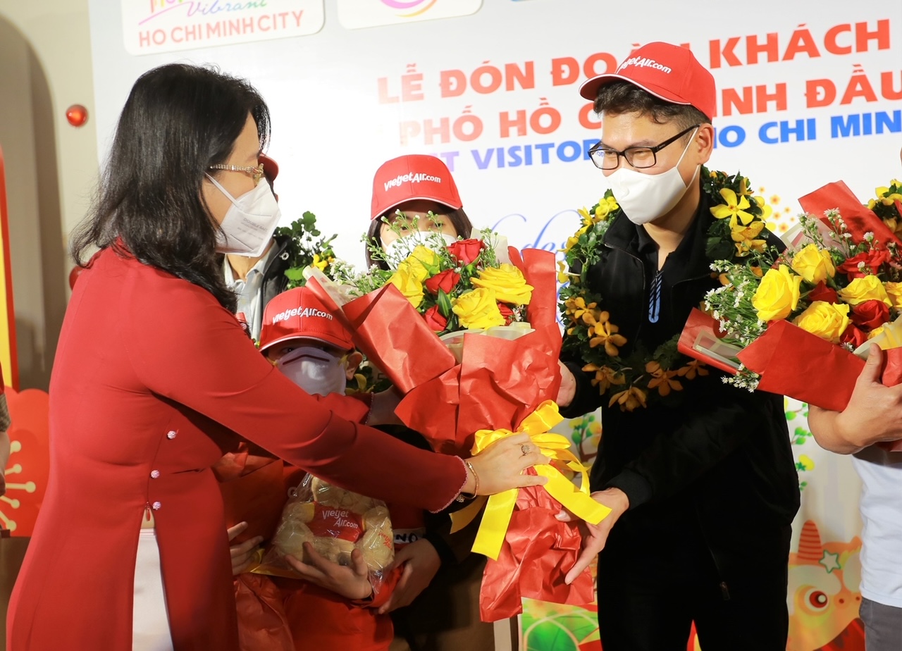 Giám đốc Sở du lịch TP.HCM Nguyễn Thị Ánh Hoa chúc mừng các hành khách may mắn trên chuyến bay ngày đầu năm mới.
