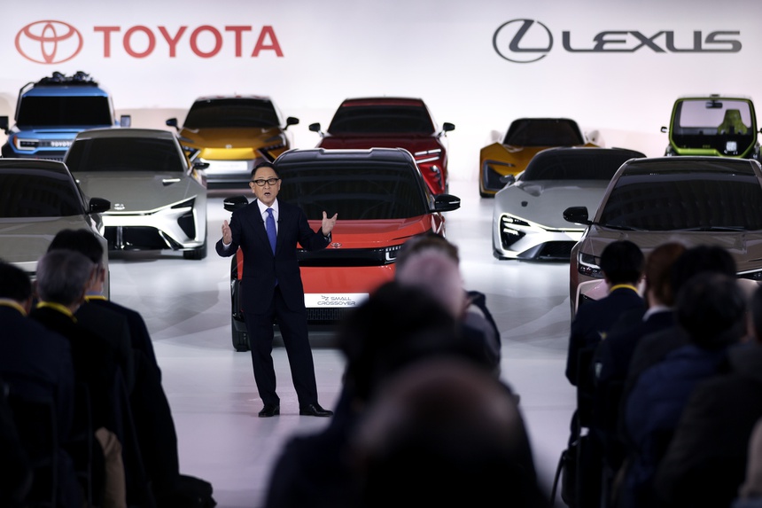 Toyota gây bất ngờ khi đưa lên sân khấu 16 mẫu ôtô chạy điện và gọi đó là “showroom của tương lai”. Ảnh: Reuters.