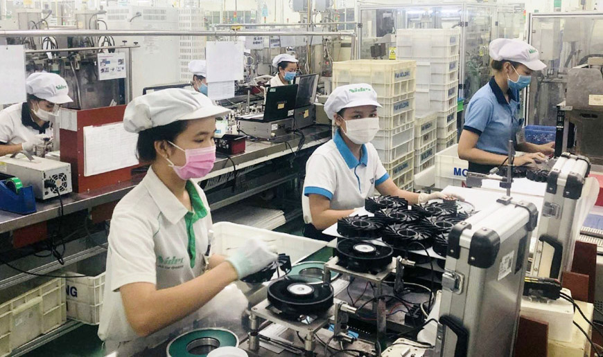 Thành phố Hồ Chí Minh đã triển khai nhiều giải pháp để hỗ trợ doanh nghiệp ổn định sản xuất, kinh doanhp/tạo đà phục hồi kinh tế. (Sản xuất linh kiện điện tử tại Công ty TNHH Nidec Việt Nam, Khu công nghệ cao TPHCM. Ảnh: Gia Mỹ)