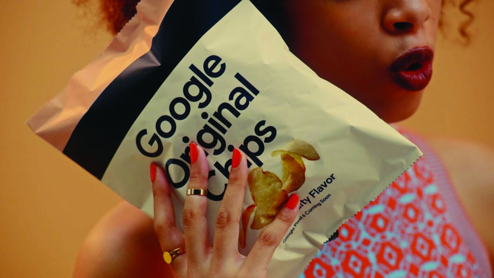 Khoai tây chiên Google Chips với số lượng có hạn và màu sắc bao bì tương tự những chiếc Pixel 6.