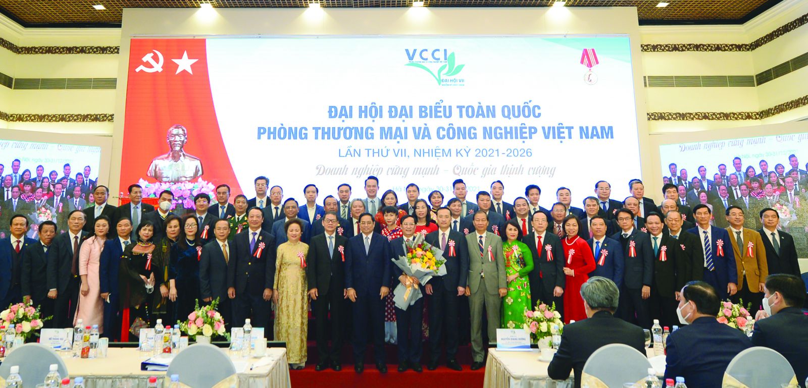 Thủ tướng Chính phủ Phạm Minh Chính cùng Ban chấp hành VCCI tại Đại hội Đại biểu toàn quốc VCCI lần thứ VII.