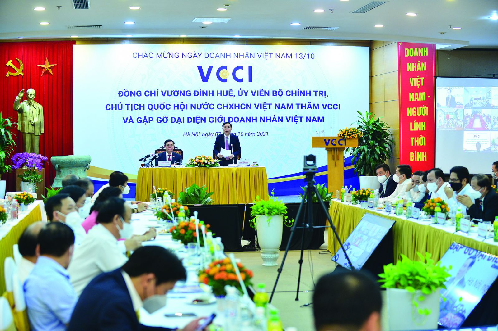 Hội nghị VCCI và 19 hiệp hội doanh nghiệp trong và ngoài nước bàn giải pháp tháo gỡ khó khăn do đại dịch.
