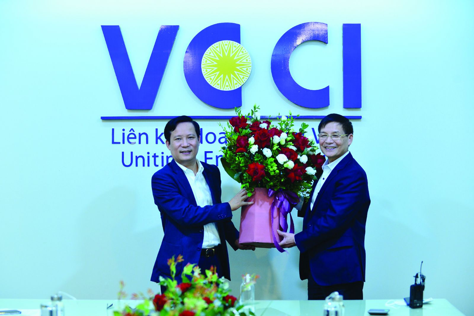 Chủ tịch VCCI Phạm Tấn Công tặng hoa Phó chủ tịch Hiệp hội Dệt may Việt Nam, đại diện các hiệp hội .doanh nghiệp.
