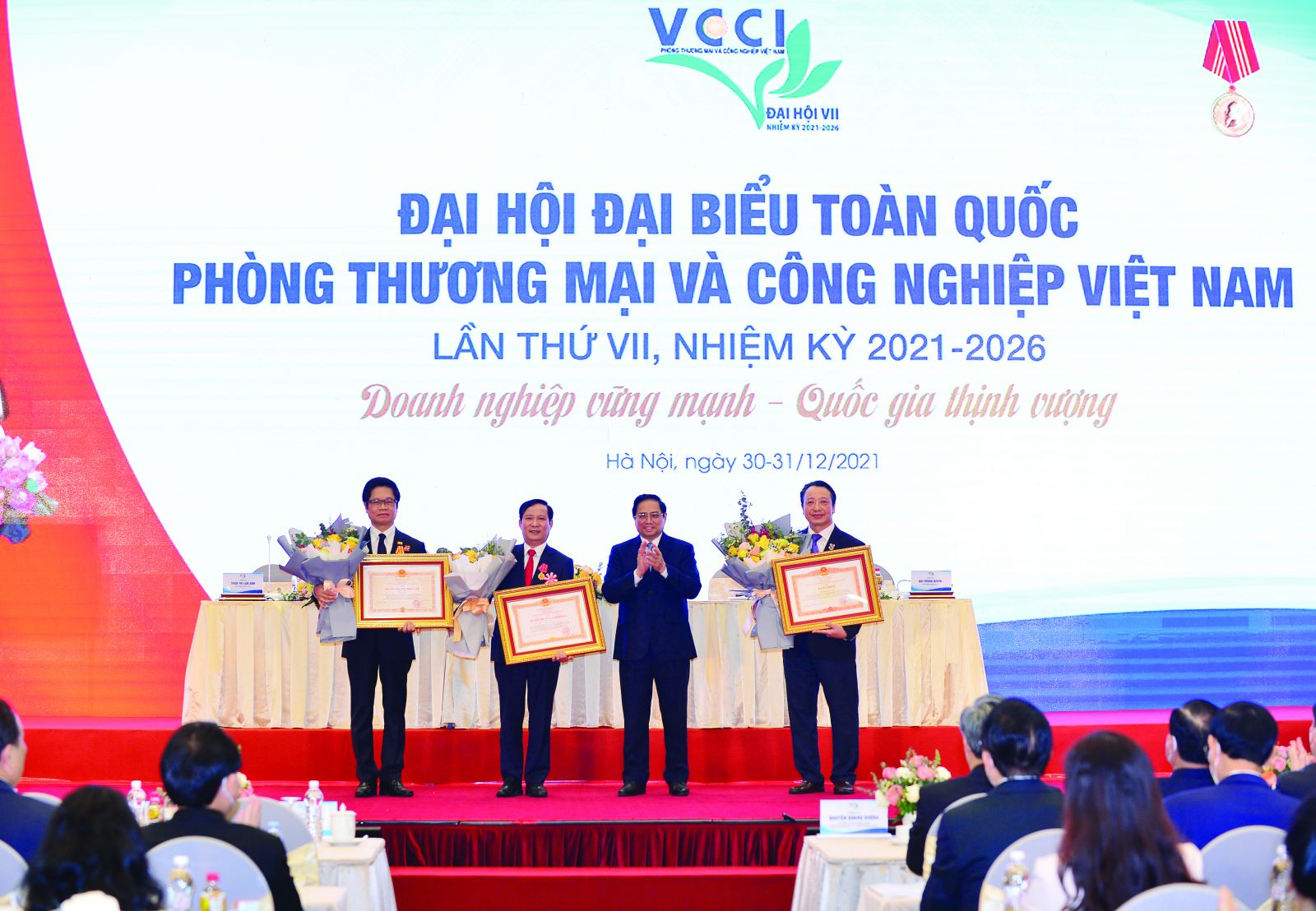 Thủ tướng Chính phủ Phạm Minh Chính trao Huân chương Lao động hạng Nhất, Nhì và Bằng khen cho các đồng chí lãnh đạo VCCI có thành tích xuất sắc.