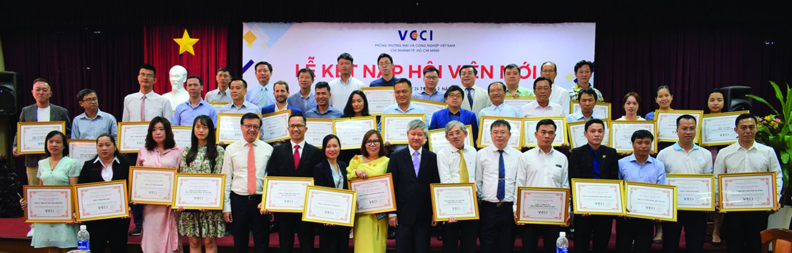 Đại diện các doanh nghiệp Hội viên mới cùng Ban giám đốc của VCCI - HCM.