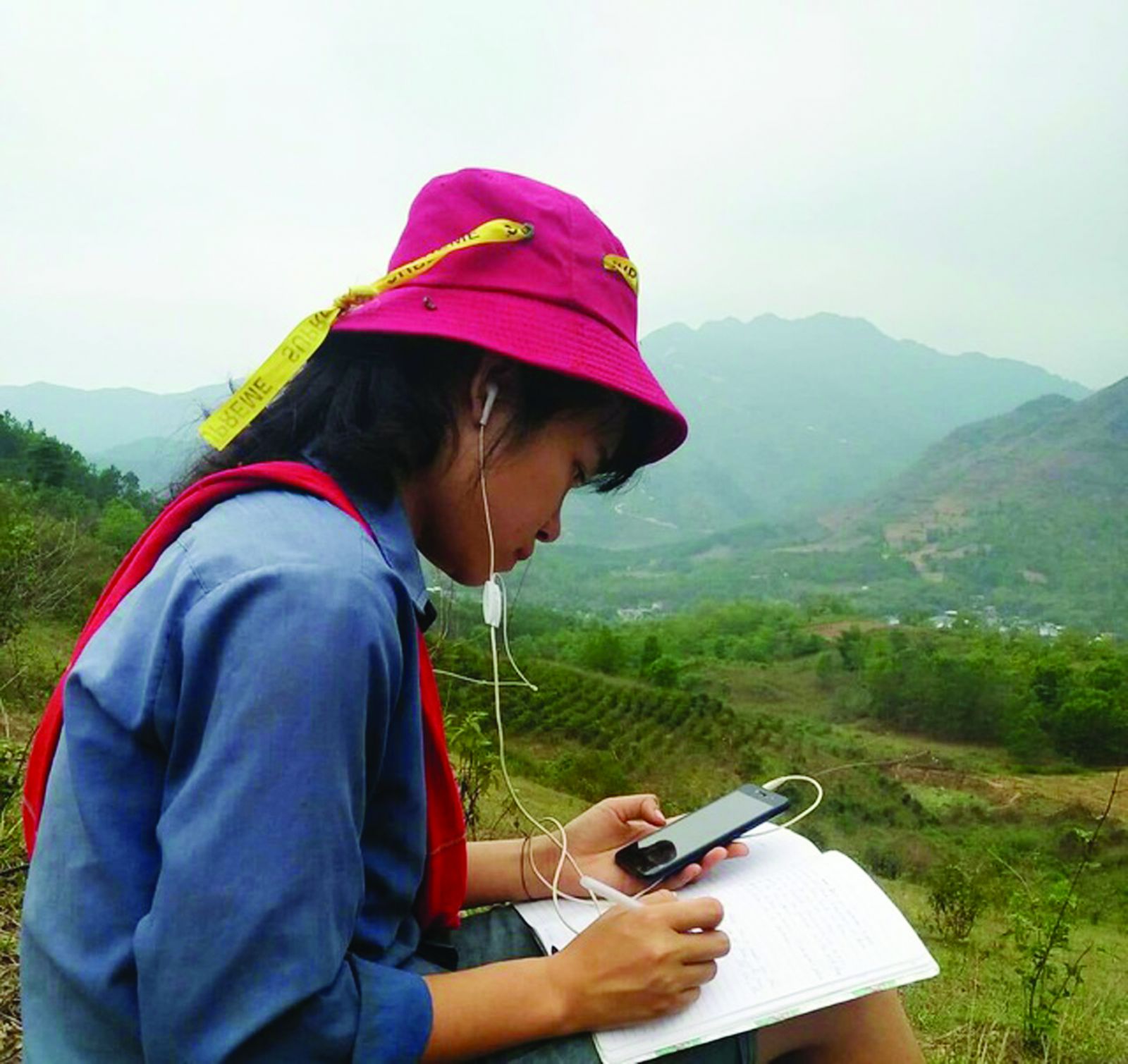 Bât cứ nơi nào có sóng 3G, 4G, chỗ đó đều thành lớp học online của trẻ em vùng cao. Ảnh: Quỳnh Nguyễn