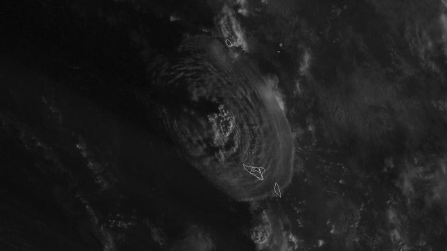 Núi lửa phun trào dưới lòng đất đã gây ra sóng thần cao 1,2m. Ảnh chụp vệ tinh