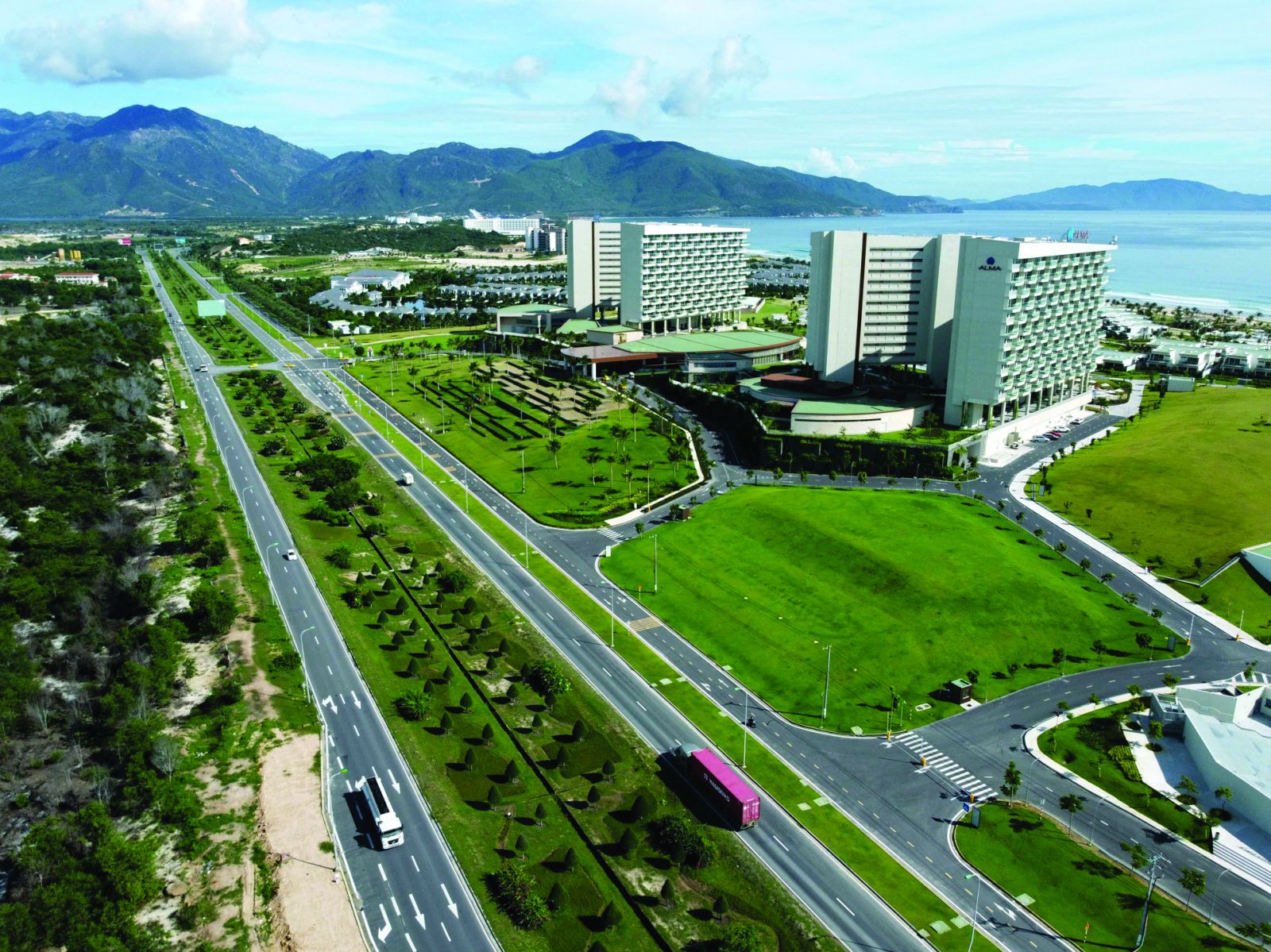  Các công trình giao thông trên địa bàn toàn tỉnh Khánh Hòa ngày cảng được đầu tư một cách đồng bộ, hợp lý.