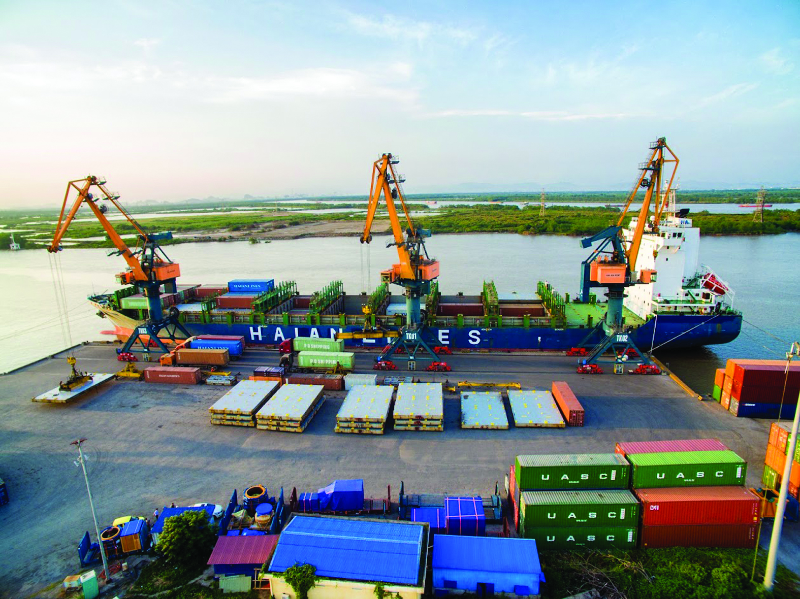 p/Công ty CP Vận tải và Xếp dỡ Hải An đang sở hữu và khai thác 10 tàu container chuyên dùng từ 800-1,800 teus và đã đặt đóng mới 4 tàu 1,800.
