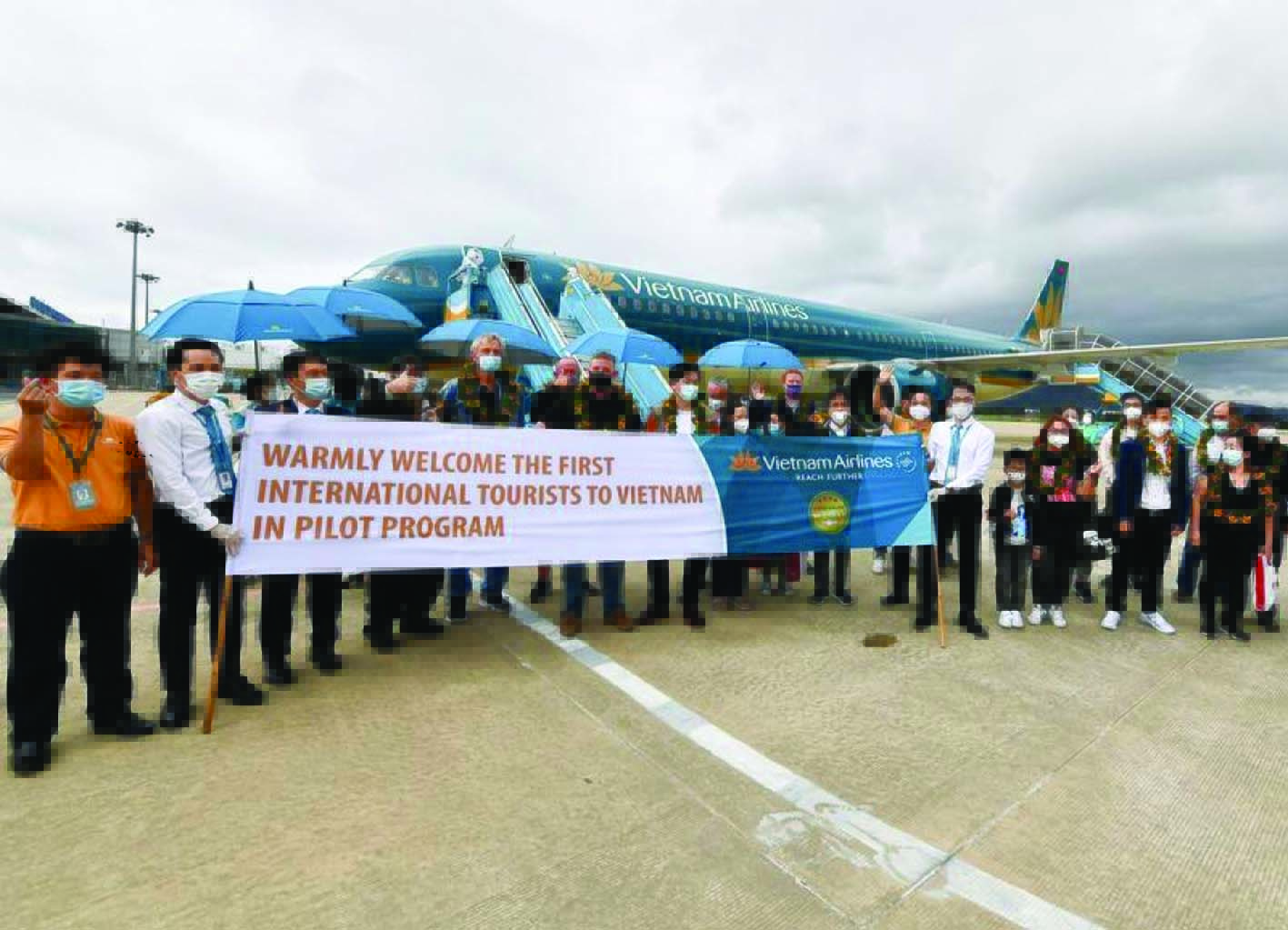  “Mở cửa bầu trời” là bước khởi đầu tích cực phục hồi ngành du lịch. Ảnh: Những hành khách quốc tế trên chuyến bay của Vietnam Airlines đến Việt Nam.