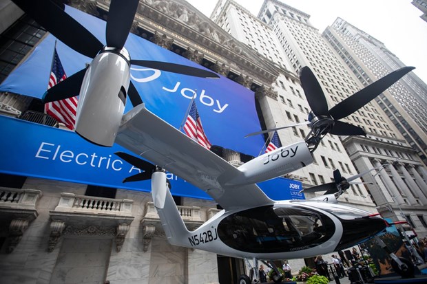 Một máy bay với tính năng cất và hạ cánh thẳng đứng của Joby Aviation Inc. bên ngoài Sở giao dịch chứng khoán New York (Mỹ) trong đợt IPO của hãng này hồi tháng Tám năm ngoái. (Nguồn: japantimes.co.jp)