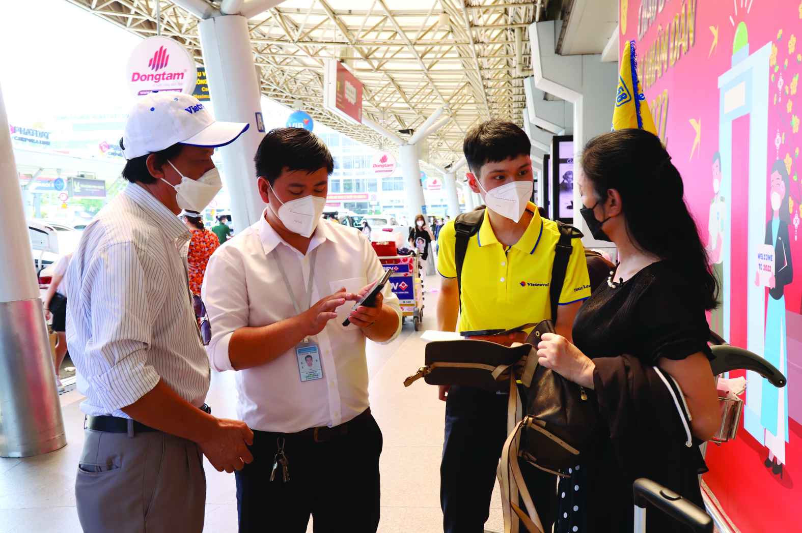 p/Vietravel hướng dẫn du khách thủ tục khai báo y tế tại sân bay Tân Sơn Nhất.