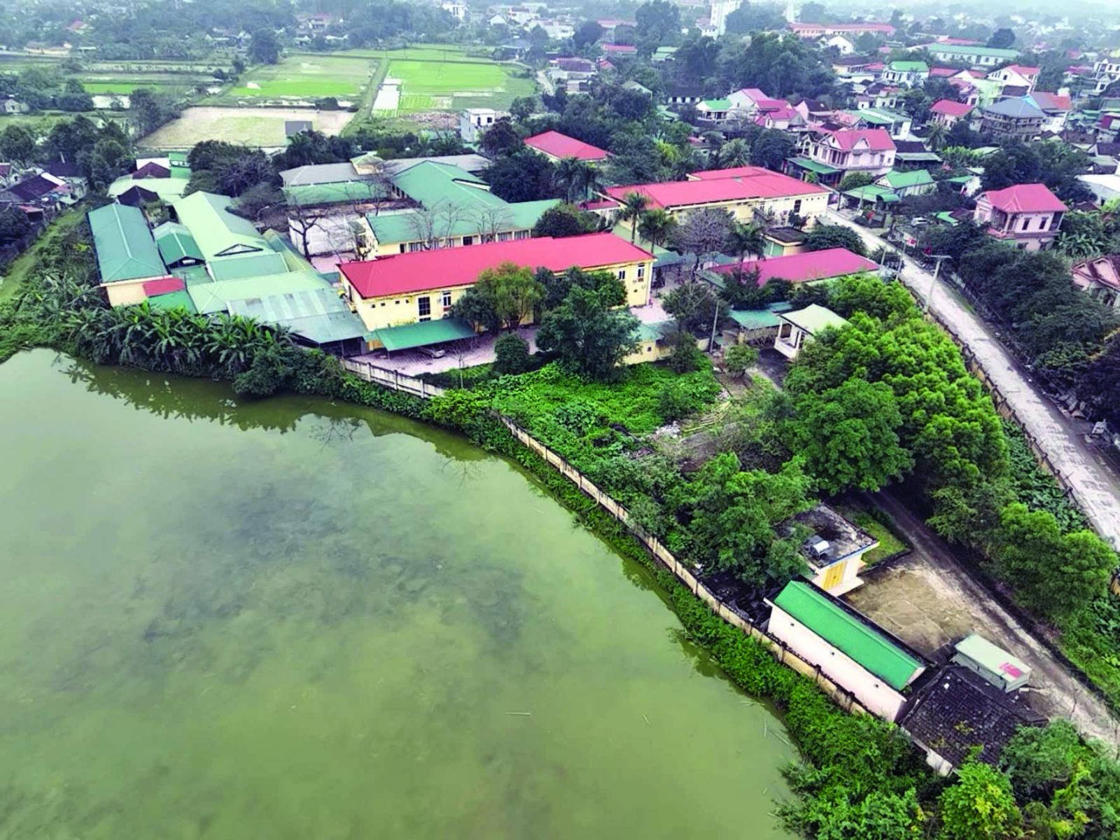 <p/>Không có hệ thống xử lý nước thải tập trung nên nhiều năm nay, Bệnh viện đa khoa huyện Đô Lương vẫn xả thải trực tiếp ra môi trường.