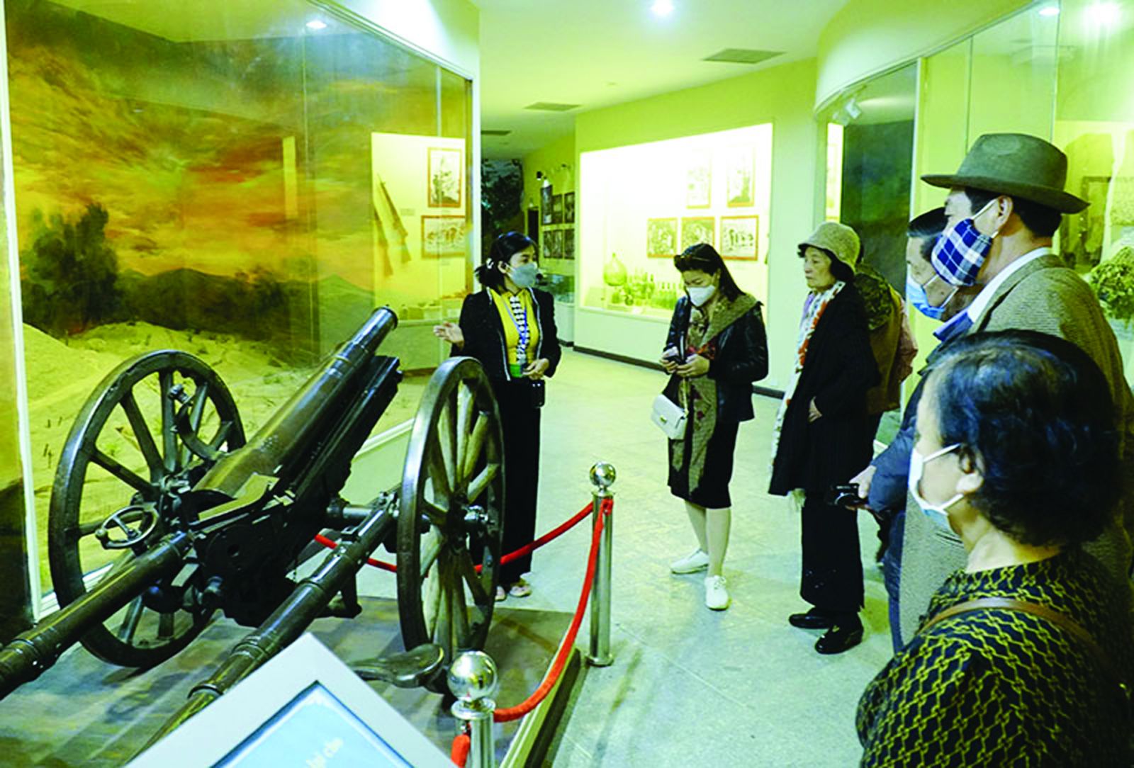p/Du khách tham quan nhà trưng bày Bảo tàng Chiến thắng lịch sử Điện Biên Phủ