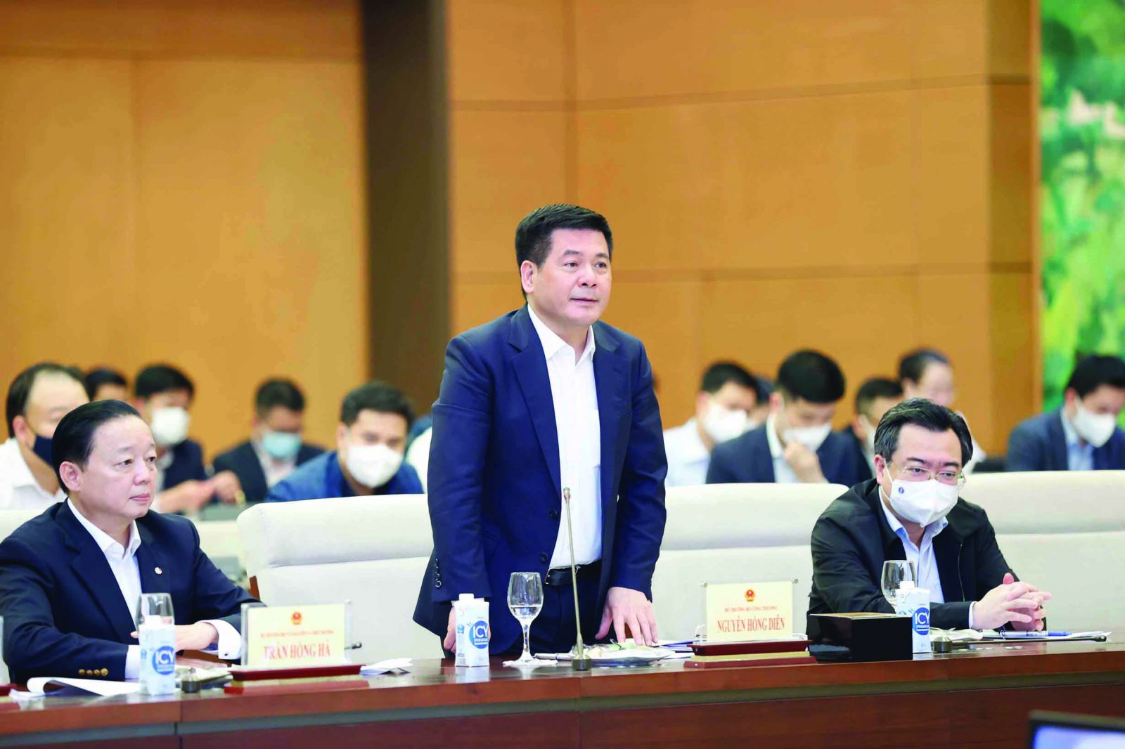  Bộ trưởng Bộ Công Thương Nguyễn Hồng Diên trả lời chất vấn tại phiên họp thứ 9 của Ủy ban Thường vụ Quốc hộip/
