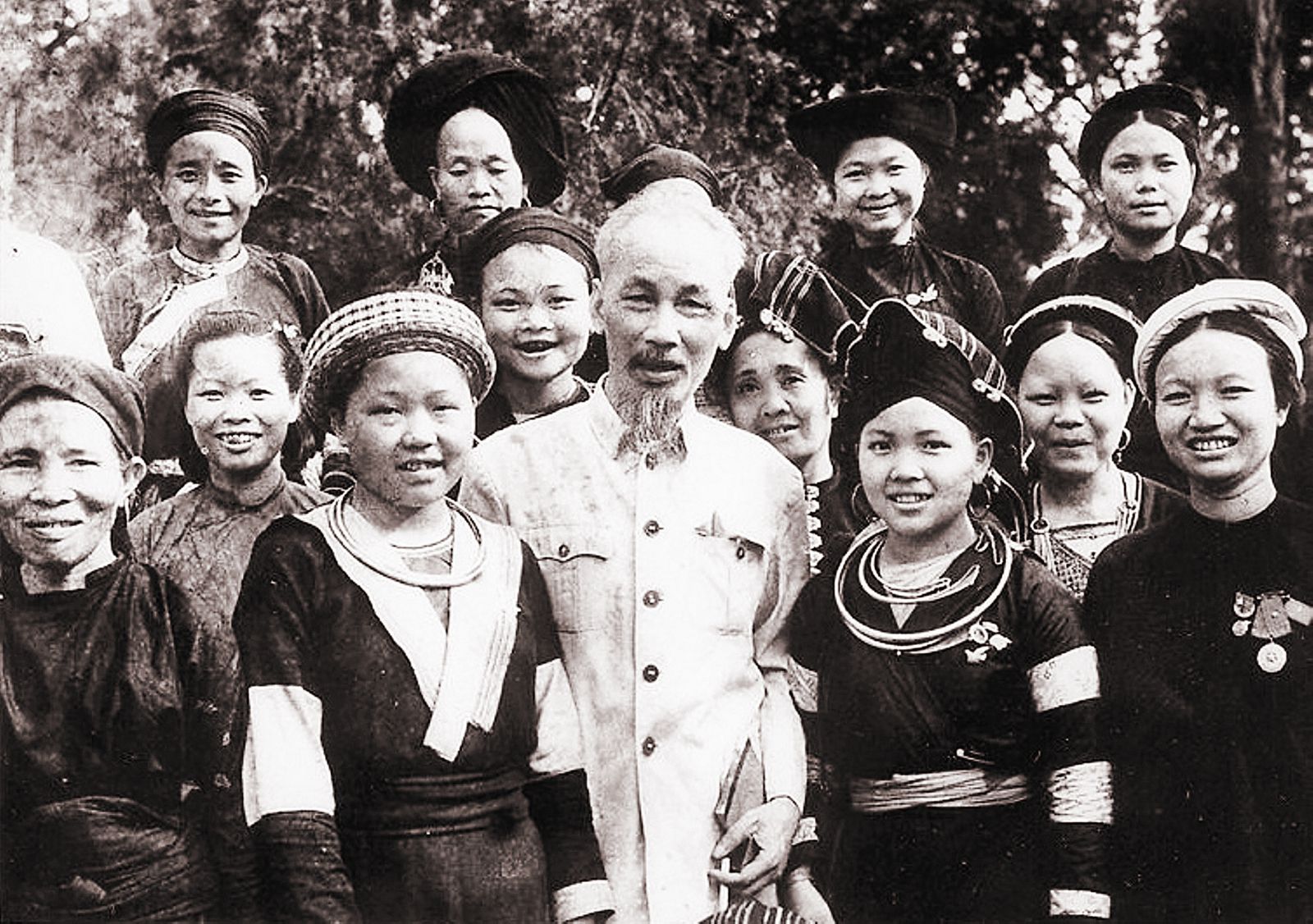  Chủ tịch Hồ Chí Minh với đại biểu phụ nữ các dân tộc thiểu số. Ảnh tư liệu