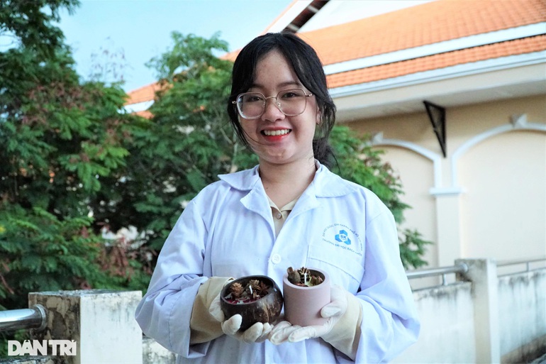 Em Nguyễn Hoàn Triệu Vy (chị gái Lê Vy) hỗ trợ em gái lựa chọn nguyên liệu và quy trình chế biến (Ảnh: Bảo Kỳ).
