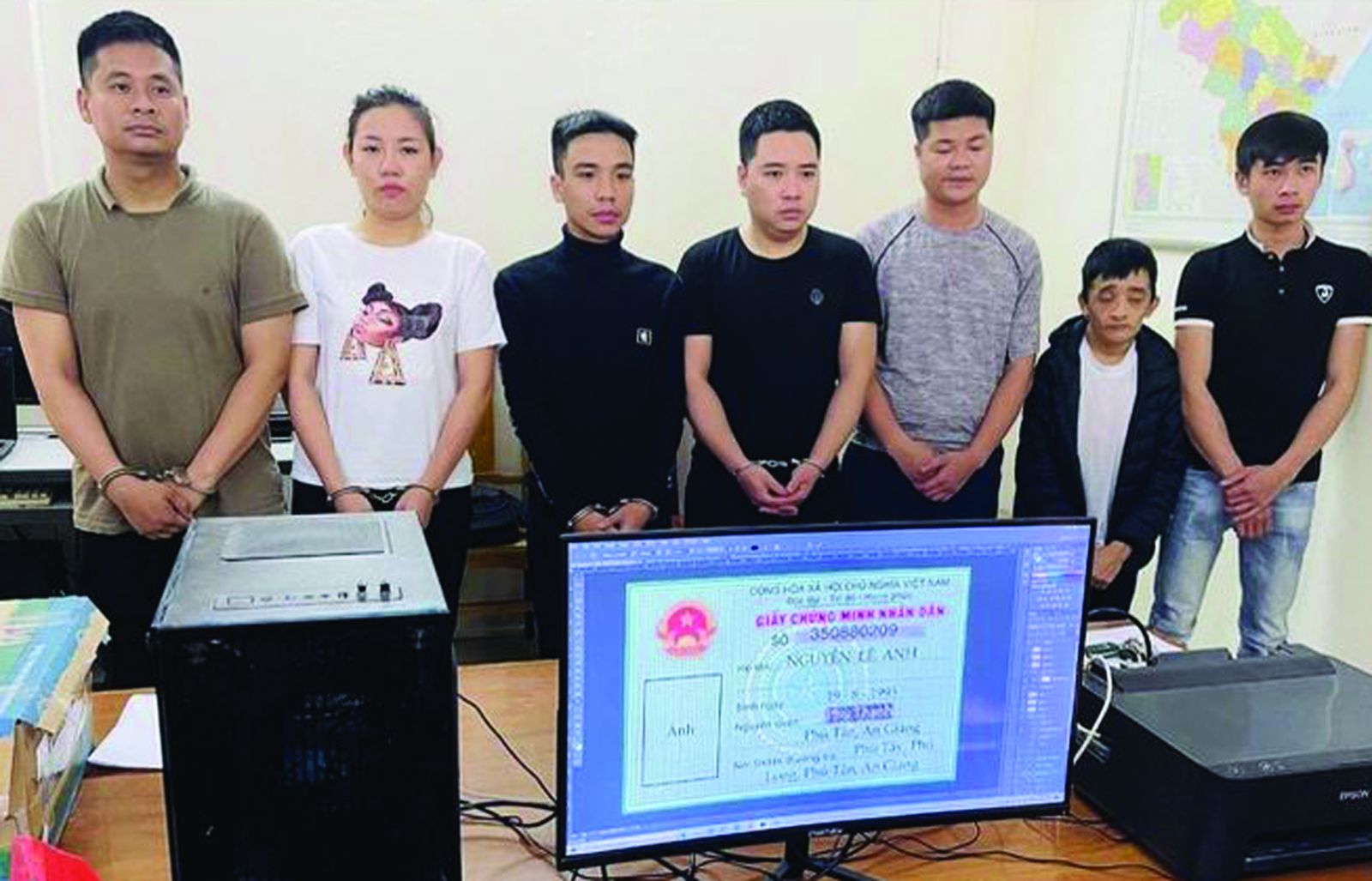  Công an thành phố Thanh Hóa bắt giữ các đối tượng lừa đảo vay tiền các ứng dụng online