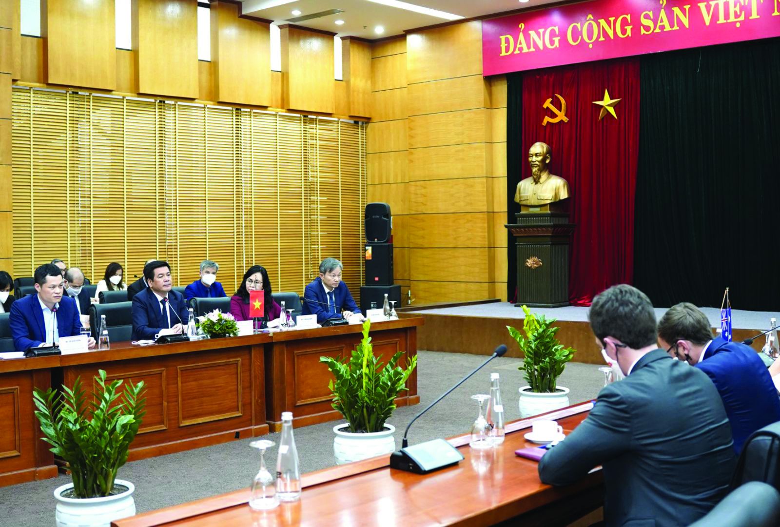  Bộ trưởng Nguyễn Hồng Diên làm việc với Đại sứ Úc tại Việt Nam để tìm kiếm, bảo đảm nguồn cung than cho sản xuất điện của Việt Nam