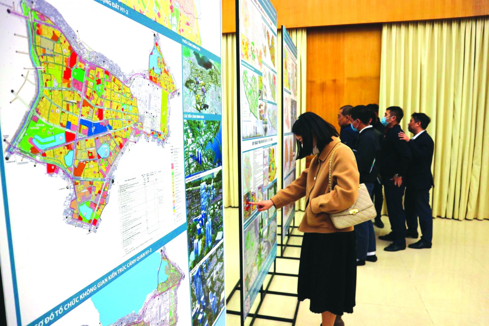  Người dân tham quan phối cảnh quy hoạch phân khu tỷ lệ 1/2000 của 4 quận nội đô Hà Nội. Ảnh: Mạnh Khánh