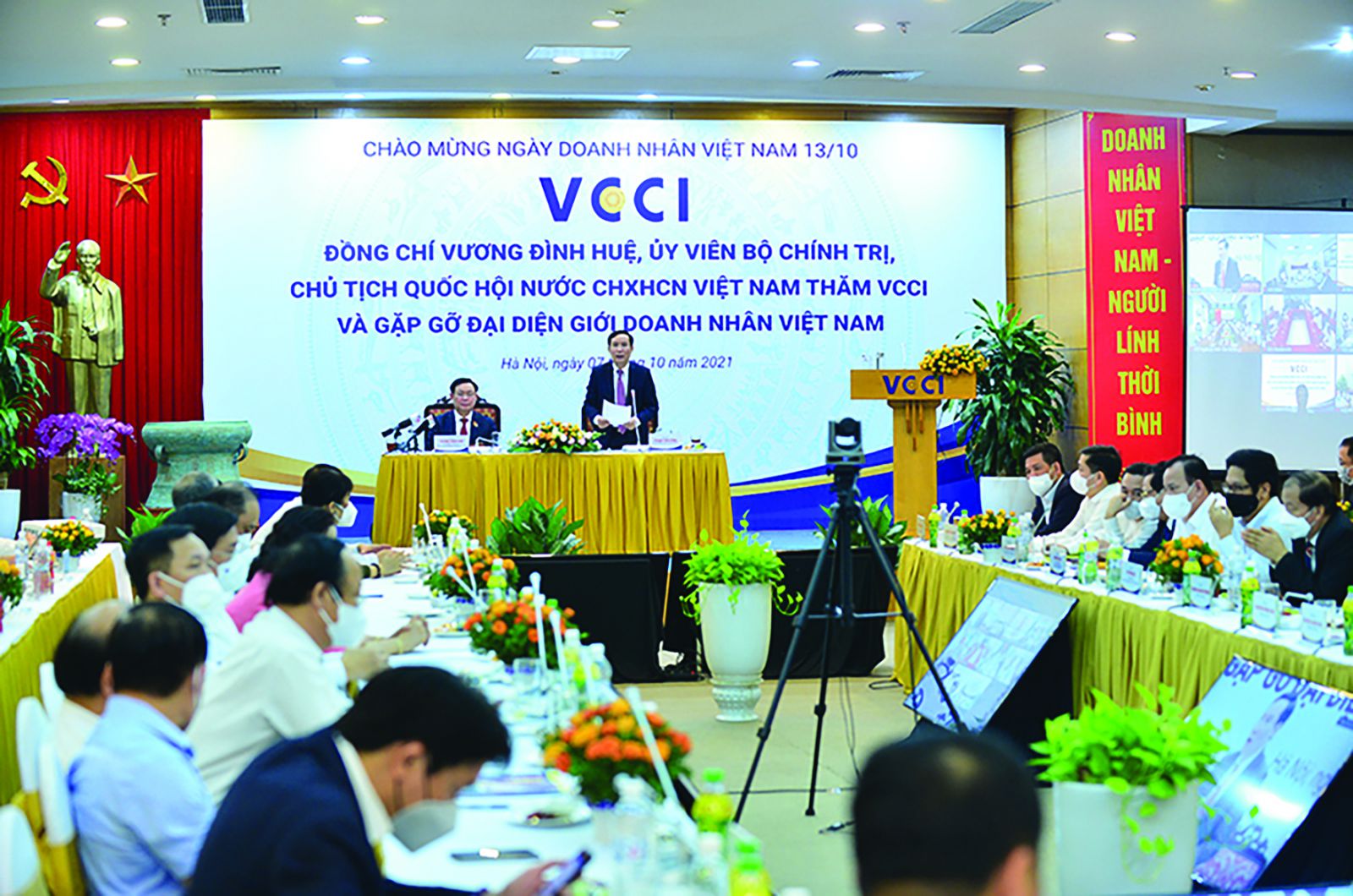  Nhân kỷ niệm ngày doanh nhân Việt Nam 13/10, Chủ tịch Quốc hội Vương Đình Huệ đã tới thăm VCCI và gặp gỡ đại diện giới doanh nhân Việt Nam 
