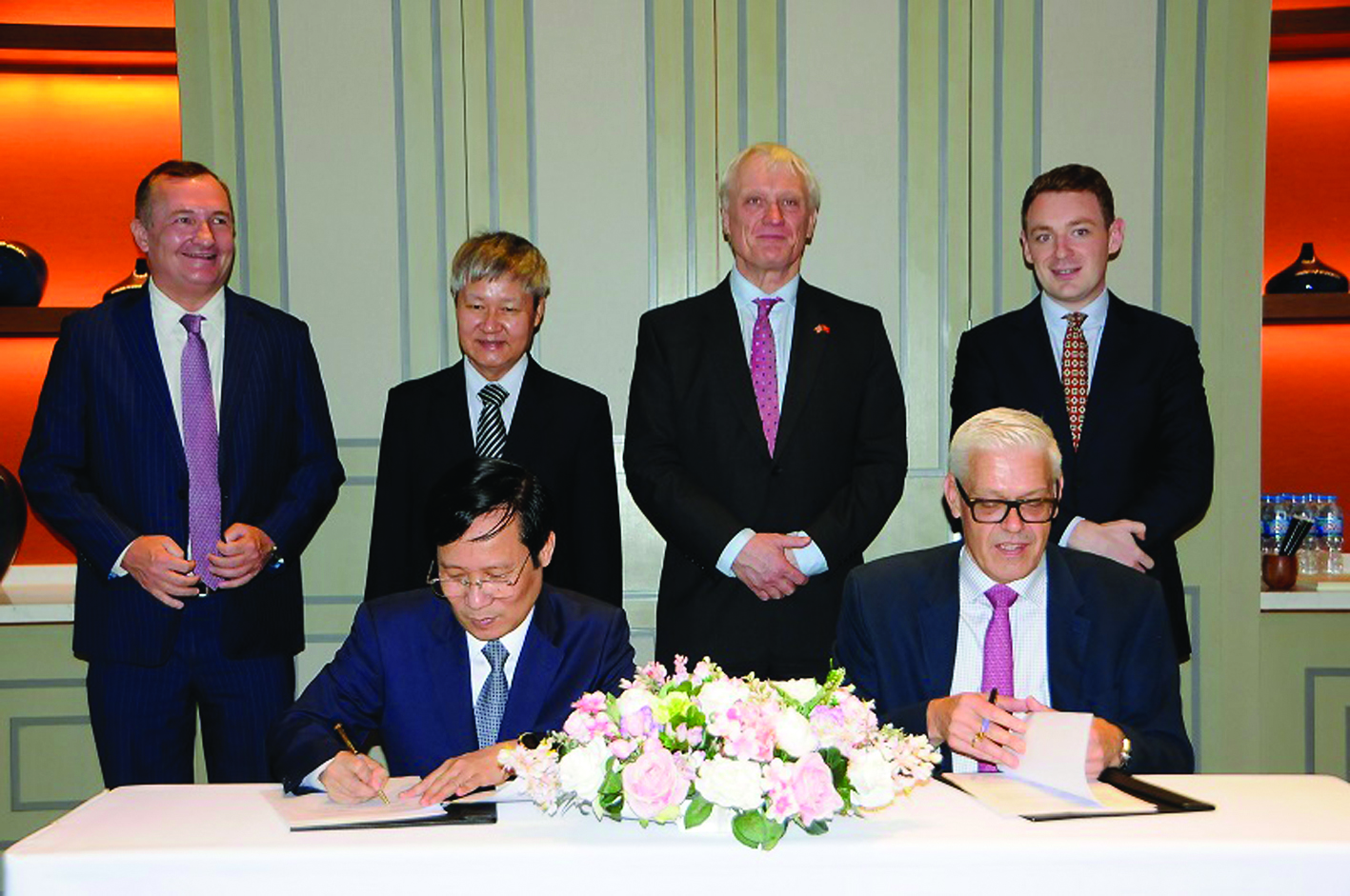 p/Chủ tịch VCCI Phạm Tấn Công và Chủ tịch BritCham Christopher Jeffery ký kết Ý định thư hợp tác.