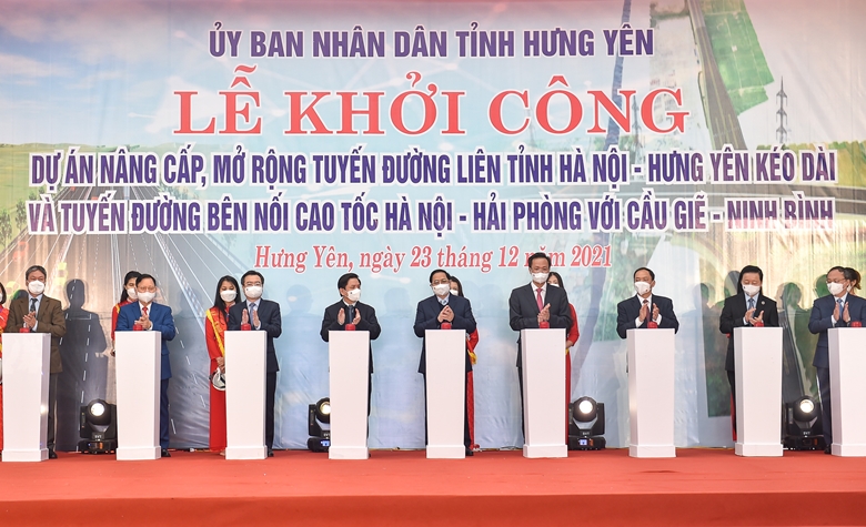 Thủ tướng Phạm Minh Chính và các đại biểu dự lễ khởi công 2 công trình hạ tầng giao thông trọng điểm, kết nối phát triển kinh tế-xã hội tỉnh Hưng Yên với vùng Thủ đô và vùng kinh tế trọng điểm Bắc Bộ