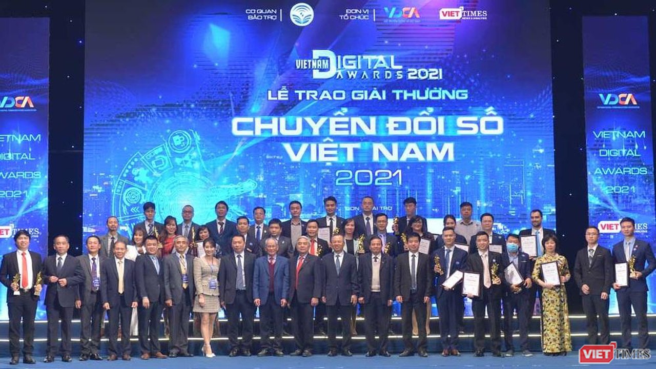  Giải thưởng “Chuyển đổi số Việt Nam - Vietnam Digital Awards” năm 2021 do Bộ Thông tin và Truyền thông trực tiếp chỉ đạo nhằm tôn vinh những thành tựu chuyển đổi số xuất sắc của cơ quan Nhà nước, đơn vị sự nghiệp, doanh nghiệp và cá nhân, thúc đẩy công cuộc chuyển đổi số quốc gia.