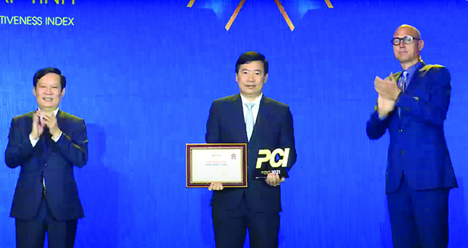  Chủ tịch UBND tỉnh Đồng Tháp Phạm Thiện Nghĩa nhận kỷ niệm chương tại Lễ công bố chỉ số PCI 2021.