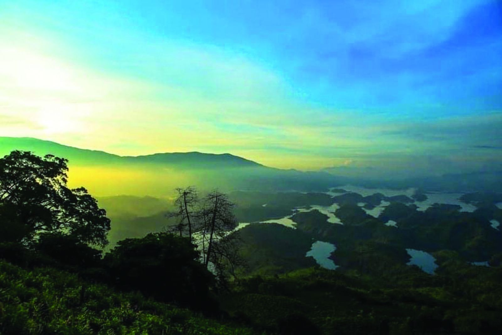 Hồ Tà Đùng xứng đáng là một tuyệt tác độc bản của thiên nhiên, một báu vật giữa đại ngàn.