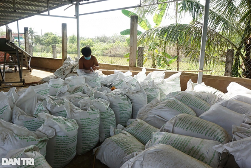 Sản phẩm được đóng thành bao 20kg, đủ bón cho 1000m2 ao tôm (Ảnh: Nguyễn Cường).