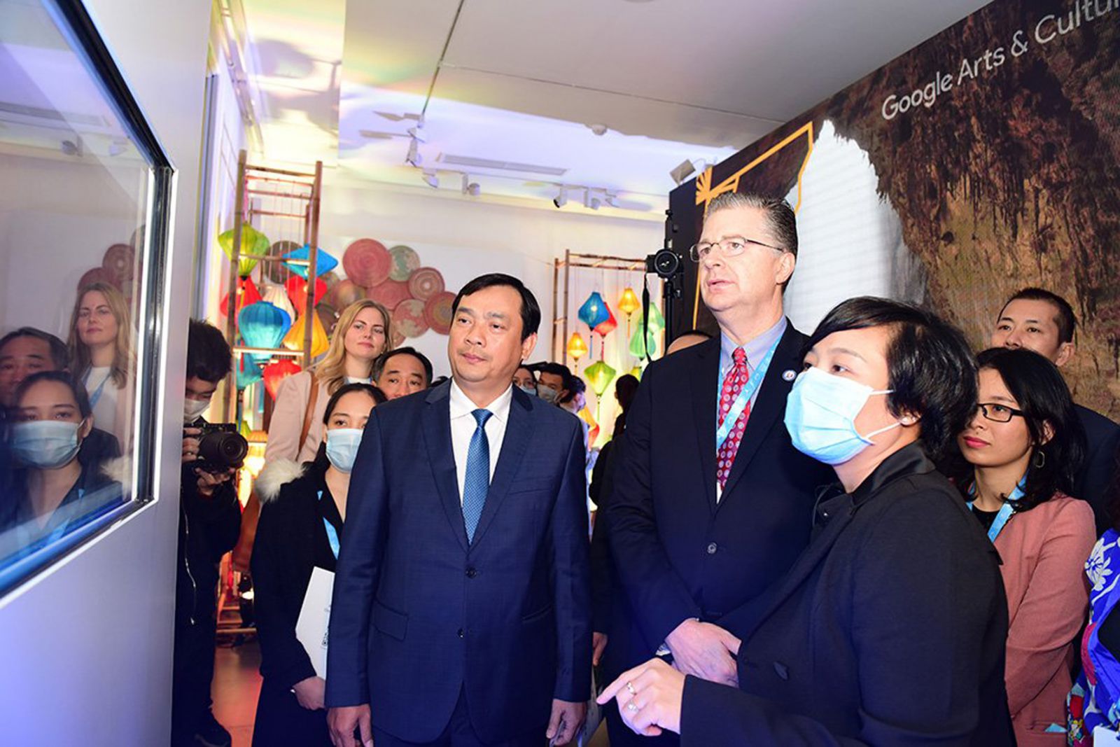 p/Tổng cục trưởng Tổng cục Du lịch Nguyễn Trùng Khánh và Đại sứ Hoa Kỳ tại Việt Nam Daniel J. Kritenbrink tại lễ ra mắt dự án Google Arts & Culture - Kỳ quan Việt Nam