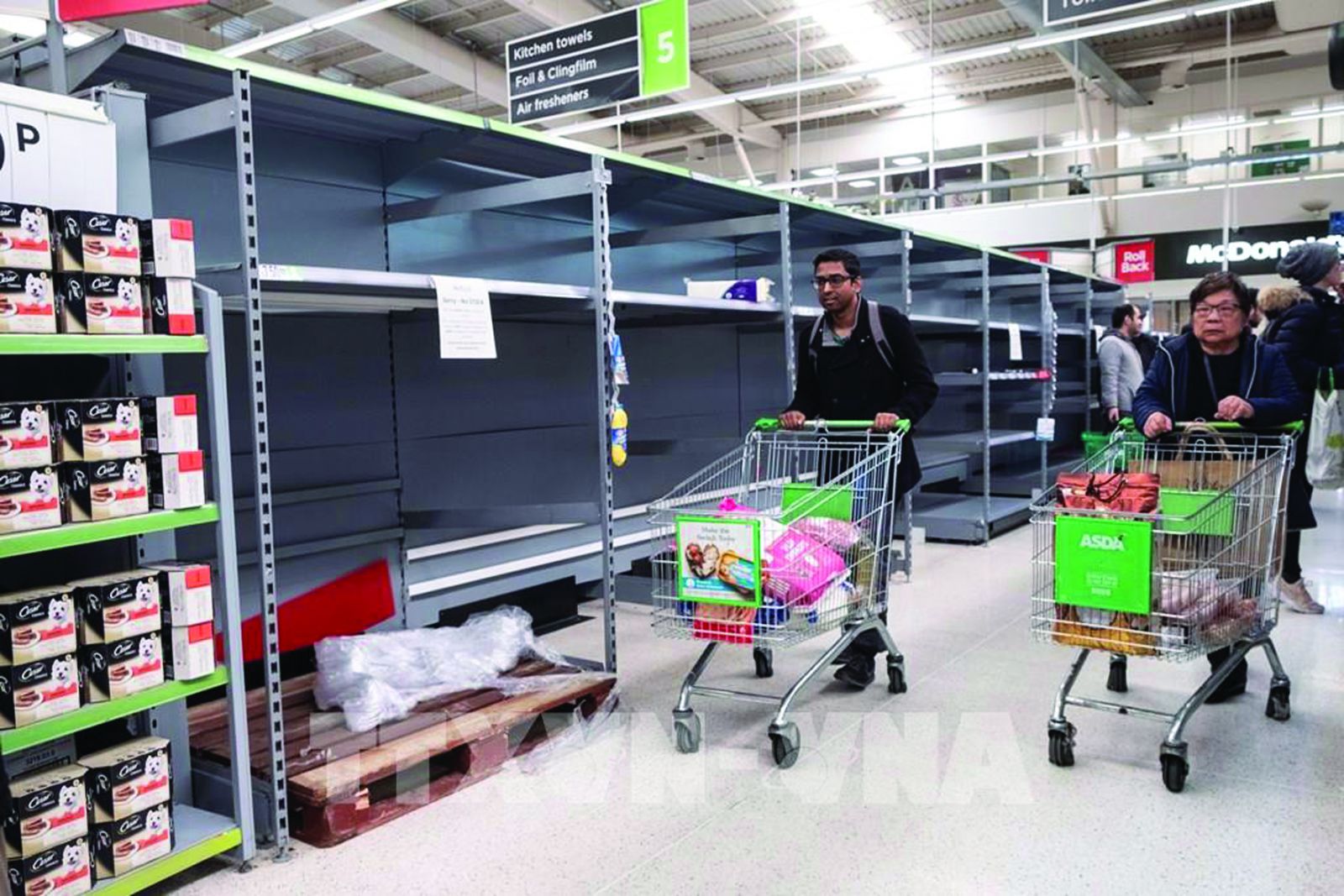  Giá lương thực tại Châu Âu đã tăng chóng mặt do chiến sự Nga-Ukraine. (Kệ hàng trống trơn tại một siêu thị ở London, Anh. Ảnh: THX)