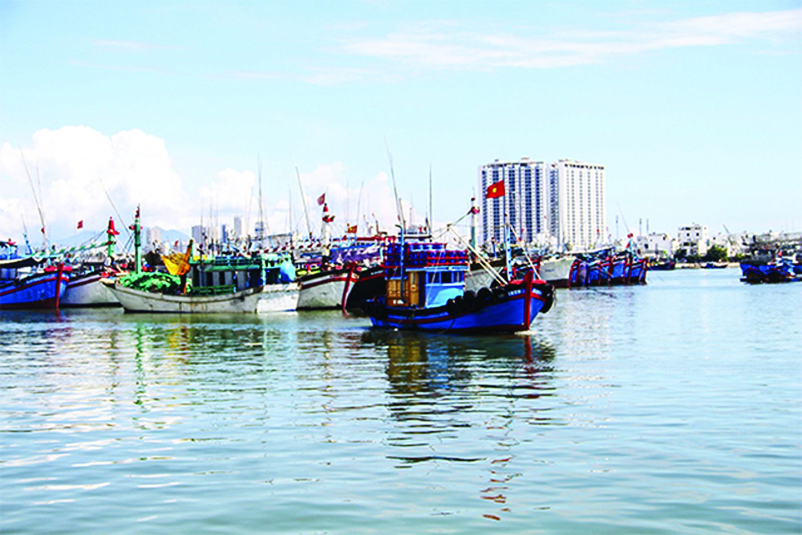  Khánh Hoà phát triển nghề cá gắn liền với vai trò bảo vệ chủ quyền và an ninh biển đảo. (Ảnh: Tàu cá neo đậu tại cảng Hòn Rớ, TP Nha Trang)