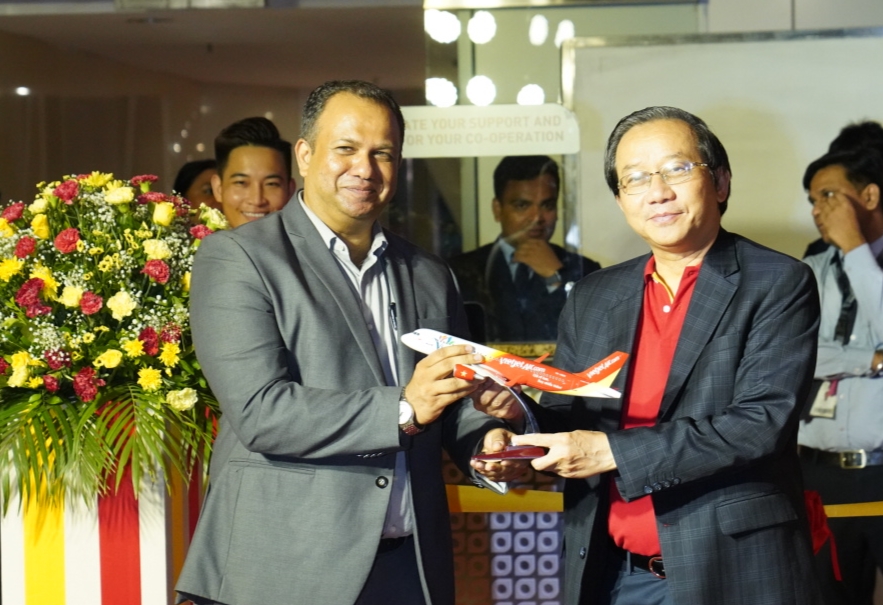 Phó Tổng Giám Đốc Vietjet Ông Đỗ Xuân Quang (bên trái) tặng quà lưu niệm cho đại diện sân bay quốc tế Chhatrapati Shivaji Maharaj (Mumbai)