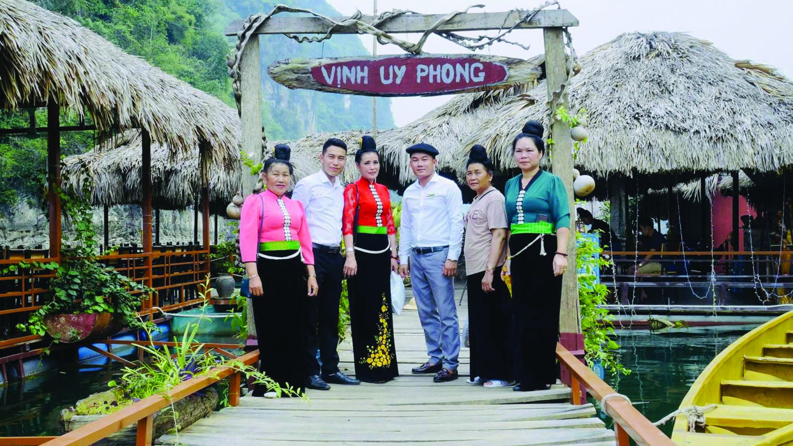 p/Khai thác du lịch trên vịnh Uy Phong của Công ty CP Du lịch Quỳnh Nhai. 