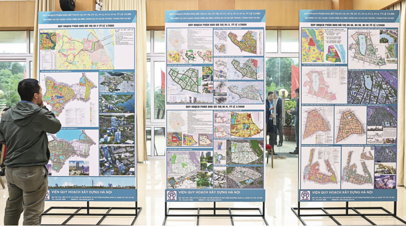  Người dân tham quan đồ án quy hoạch phân khu đô thị nội đô lịch sử được trưng bày tại quận Hoàn Kiếm.