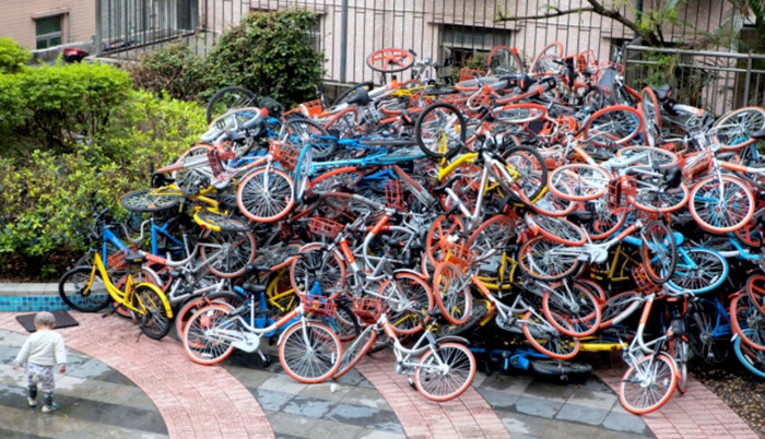 Xe đạp chia sẻ bị chất thành đống cao khoảng 3m như đống sắt vụn tại Trung Quốc