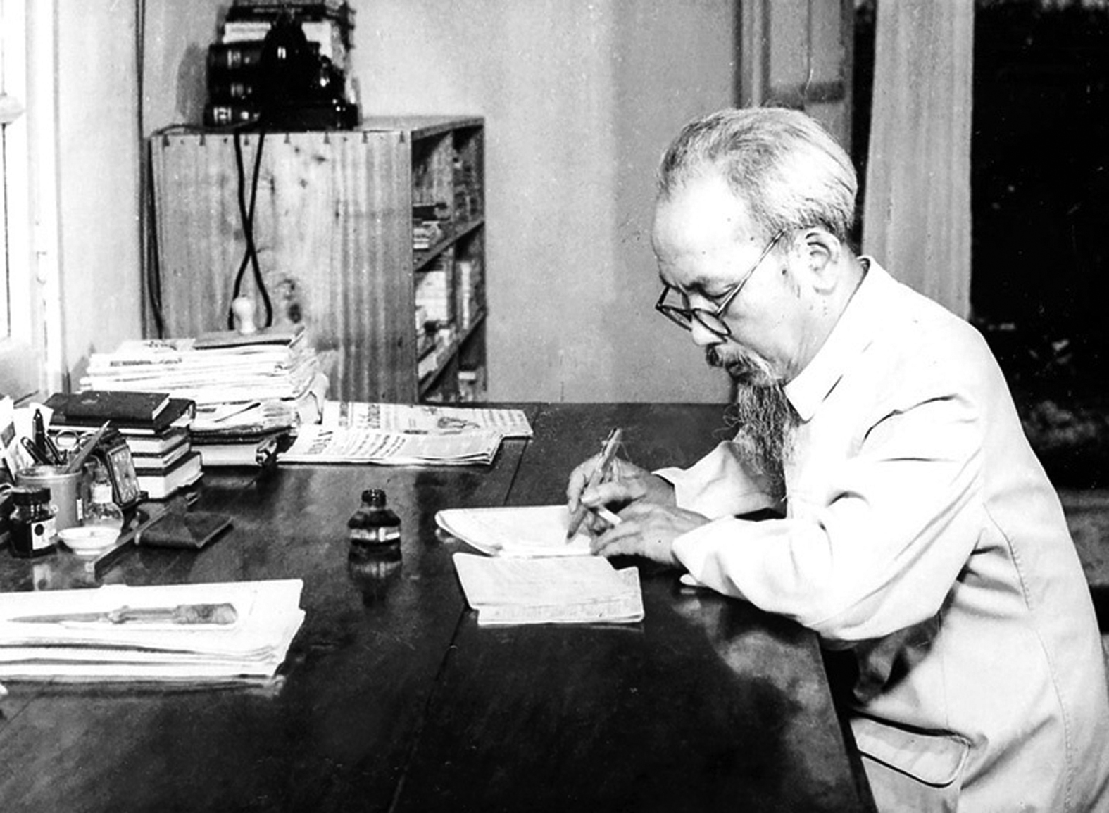  Chủ tịch Hồ Chí Minh đã có nửa thế kỷ hoạt động báo chí với khoảng 2.000 bài viết.
