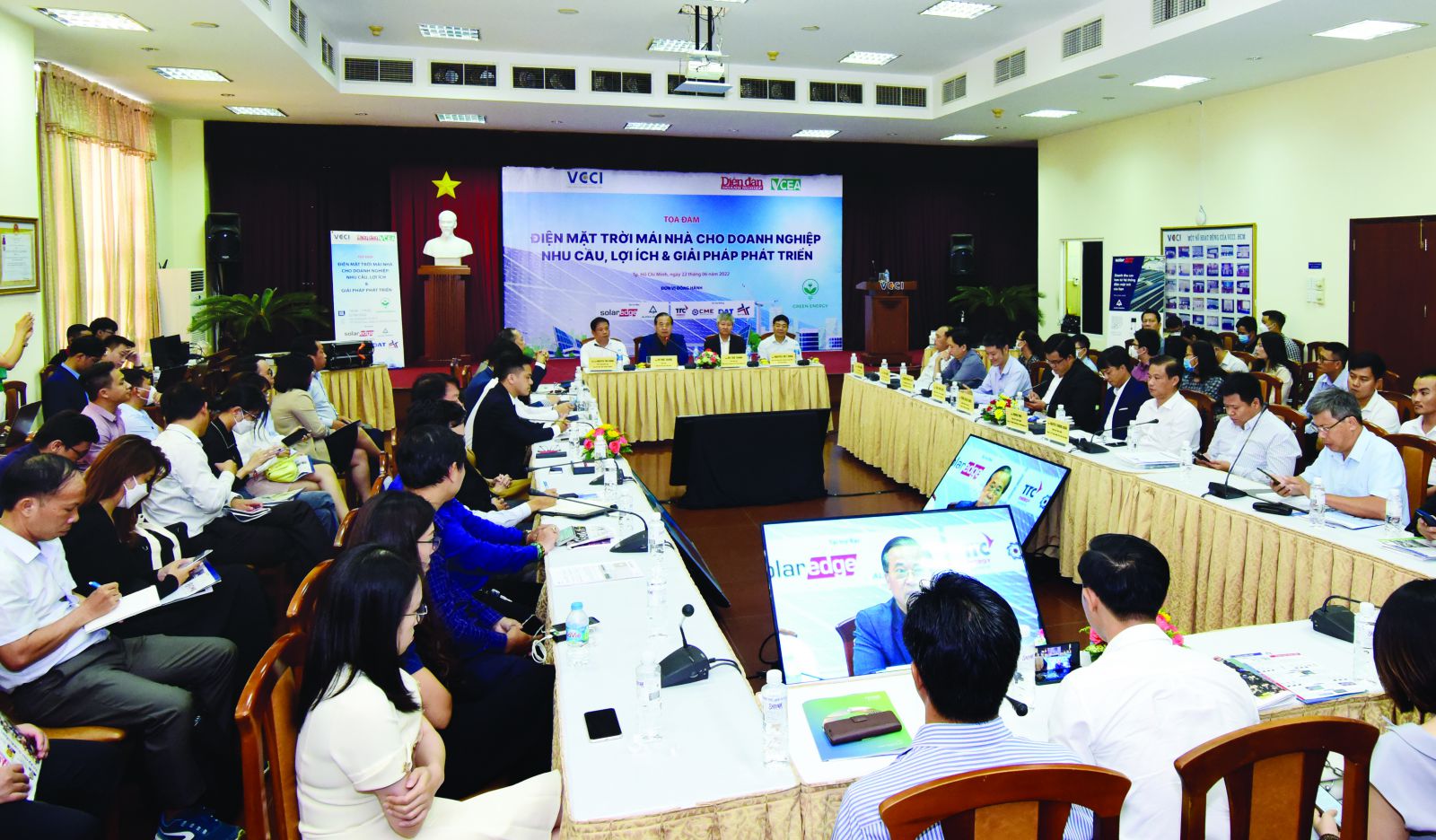  Tọa đàm “Điện mặt trời mái nhà cho doanh nghiệp do Tạp chí DĐDN phối hợp với Hiệp hội Năng lượng sạch Việt Nam (VCEA) tổ chức.