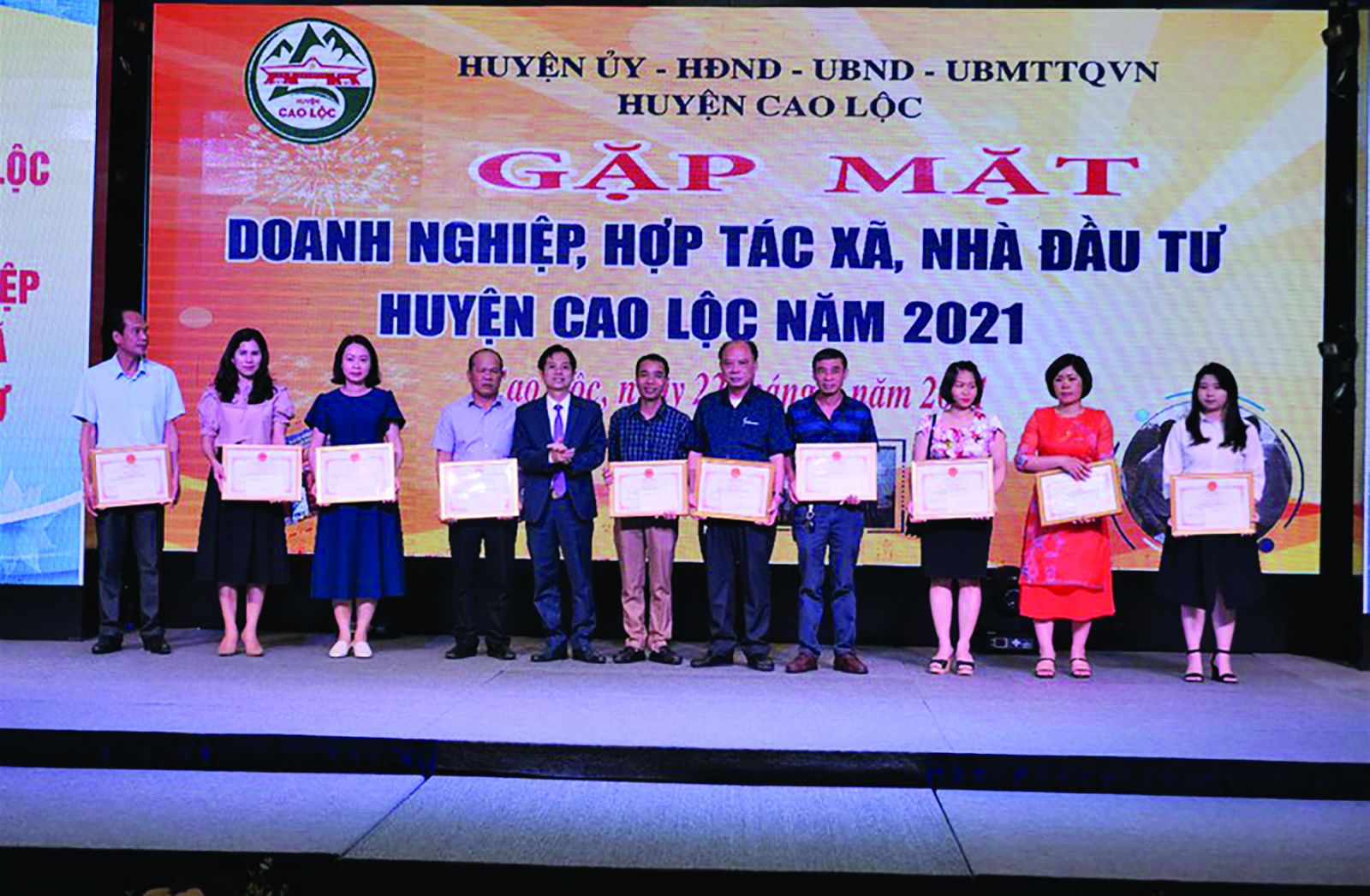  Chủ tịch UBND huyện Cao Lộc tặng giấy khen cho 10 tập thể doanh nghiệp HTX nhà đầu tư có thành tích xuất sắc, đóng góp vào sự phát triển kinh tế - xã hội của địa phương