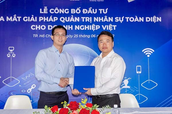 Shark Nguyễn Hòa Bình, Chủ tịch Tập đoàn NextTech và sáng lập quỹ đầu tư khởi nghiệp Next100.vc và ông Nguyễn Thành Danh - CEO HrOnline trong Lễ ký kết hợp đồng đầu tư