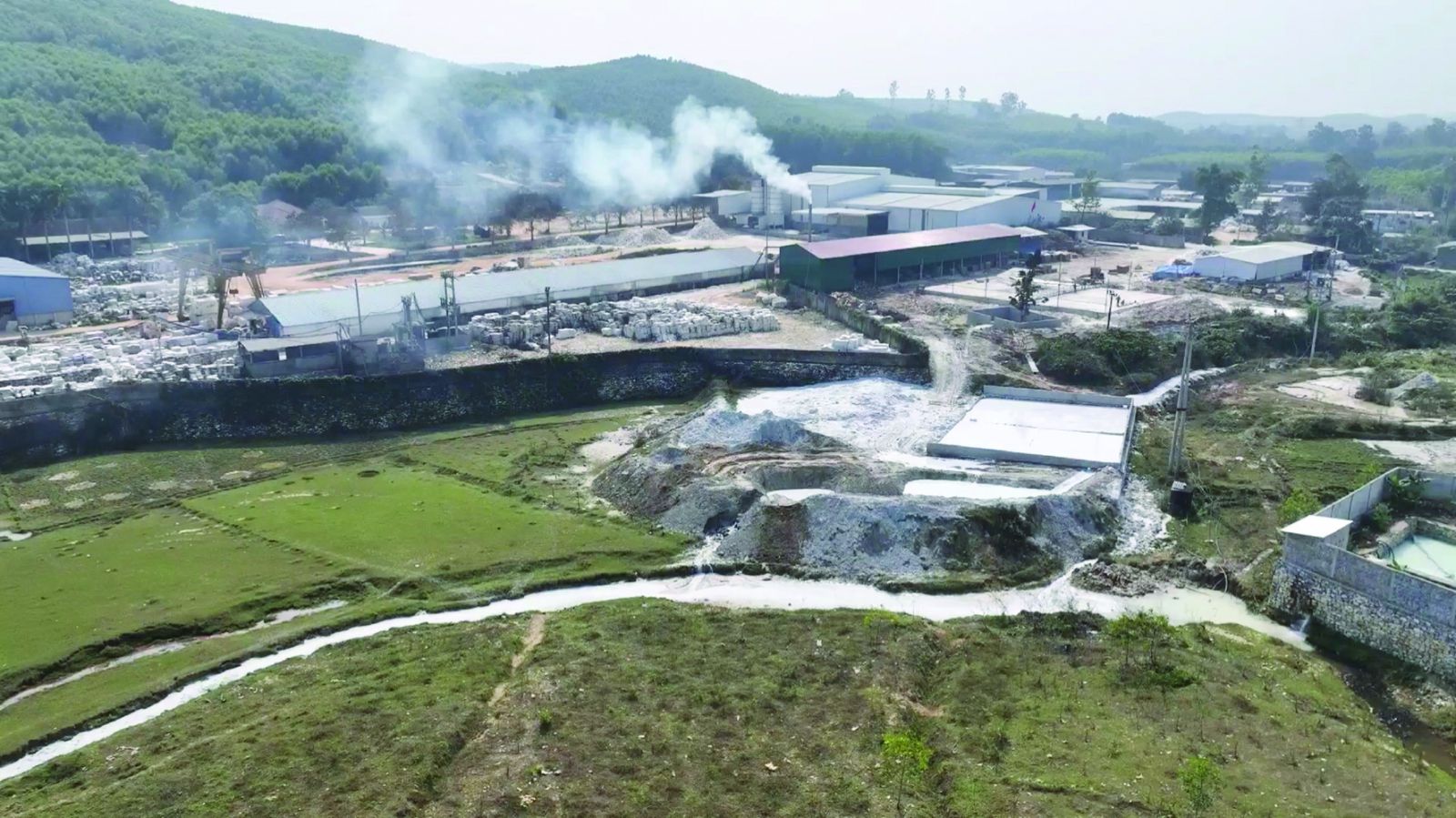 p/Quỳ Hợp nơi được ví như “thủ phủ” khoáng sản của tỉnh Nghệ An có thể dễ dàng nhận thấy các đại công xưởng chế tác đá trắng - một loại khoáng sản có giá trị kinh tế cao của nước ta 