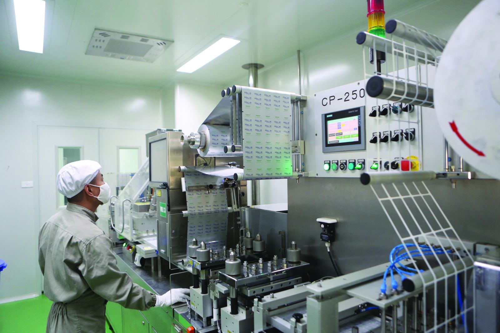  Dây chuyền sản xuất thuốc tại Nhà máy tân dược 4.0 của Traphaco.