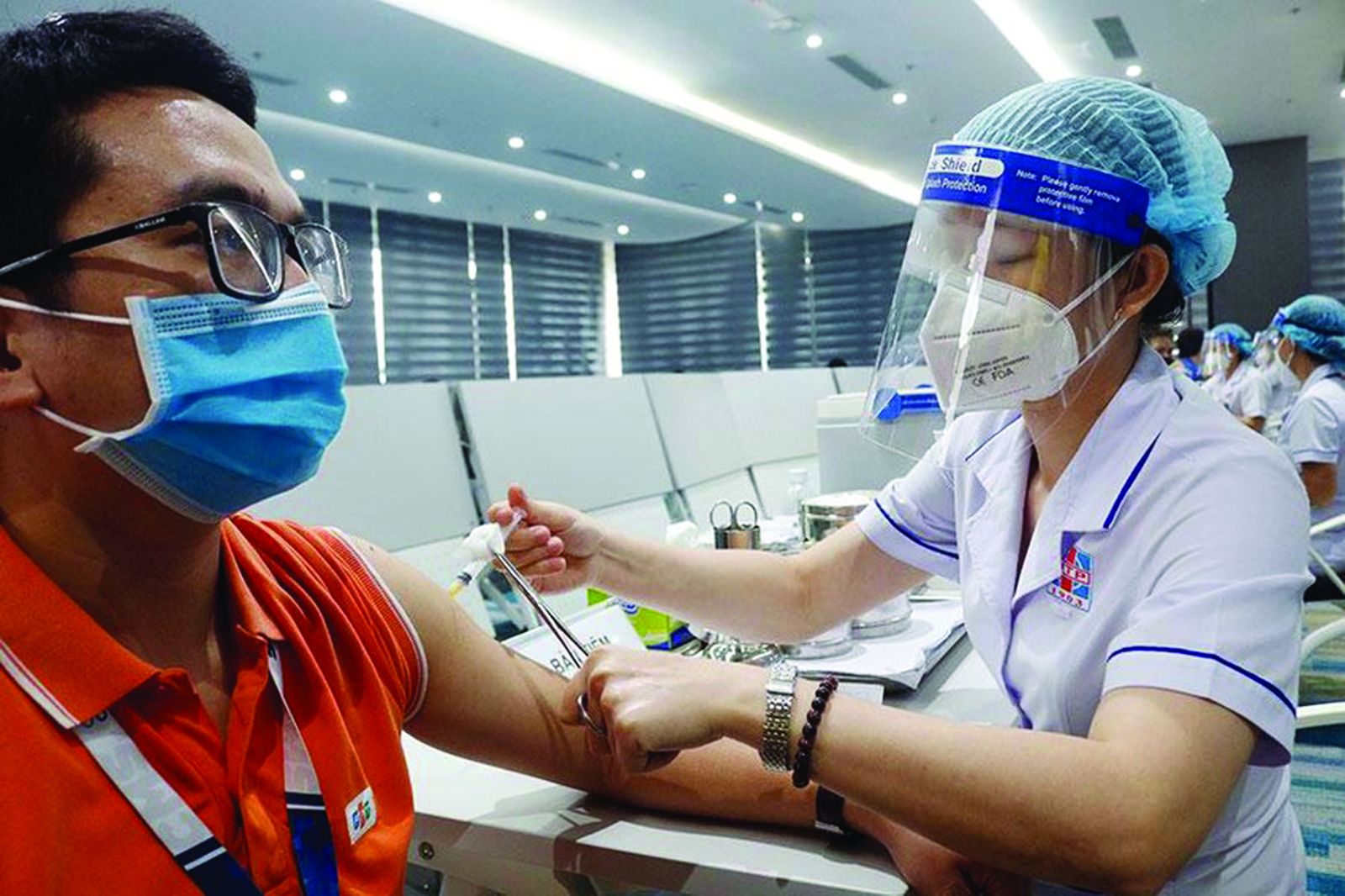 Người dân TP HCM tiêm các mũi nhắc lại theo khuyến cáo của Bộ Y tế để phòng chống các biến thể mới xâm nhập. Ảnh: Nguyệt Nhi