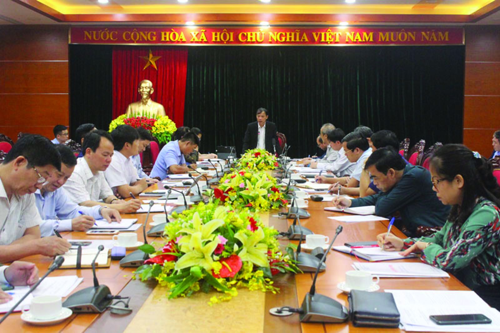  Đồng chí Bùi Văn Khánh, Phó Bí thư tỉnh uỷ, Chủ tịch UBND tỉnh chỉ đạo tại cuộc họp.