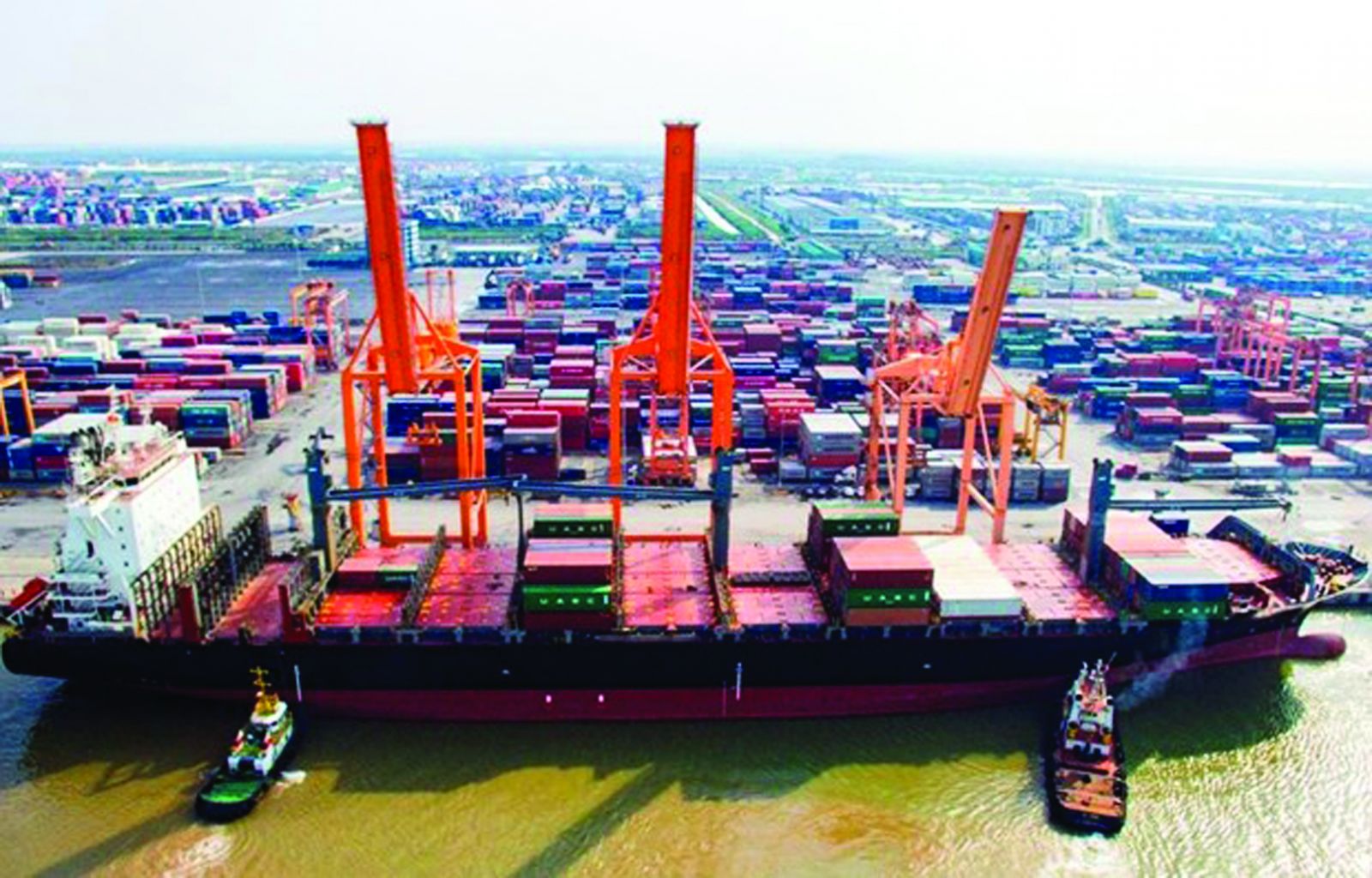  Dịch vụ logistics được xác định là một ngành quan trọng trong cơ cấu tổng thể nền kinh tế quốc dân, đóng vai trò hỗ trợ, kết nối và thúc đẩy phát triển kinh tế - xã hội. (Bốc xếp hàng hóa container tại cảng Hải Phòng.)