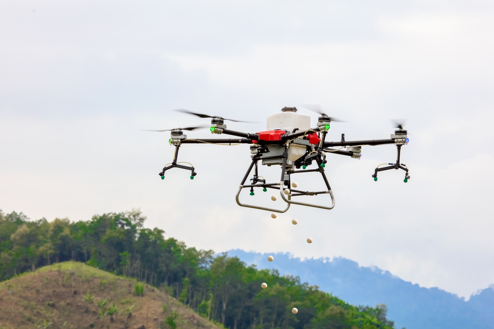 Phương pháp rải banh hạt giống bằng máy bay không người lái (drone) cũng là sáng kiến trồng cây hiệu quả, sáng tạo đã được OMO thử nghiệm