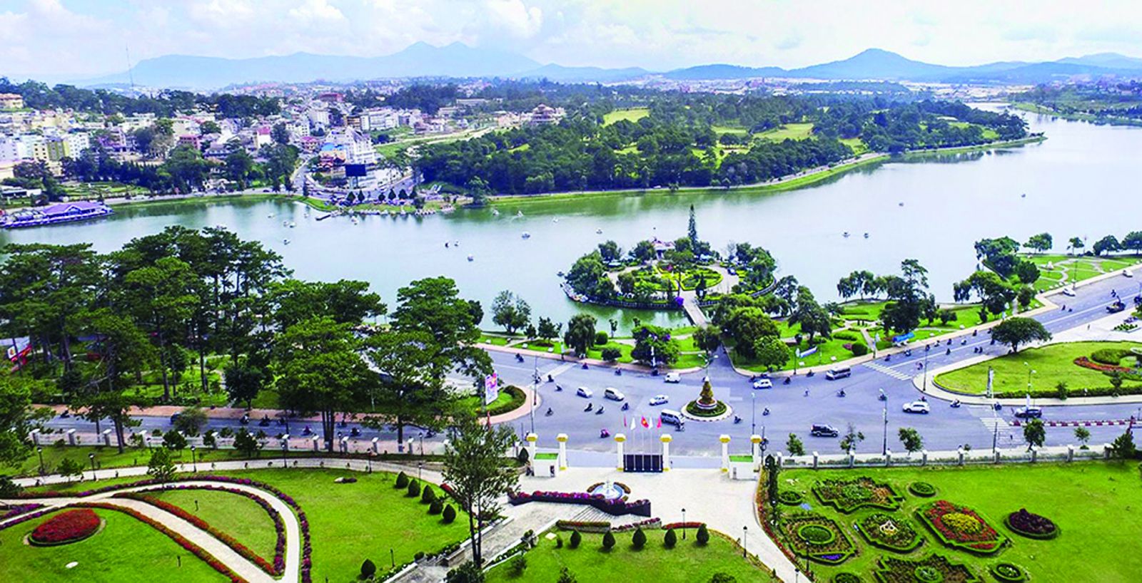  Trong 7 tháng đầu năm nay, lượng khách du lịch đến Lâm Đồng tăng 120% so với cùng kỳ năm ngoái.